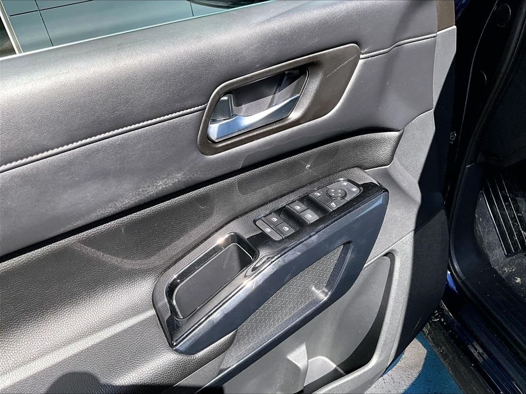 Used 2022 Blue Nissan S image 9