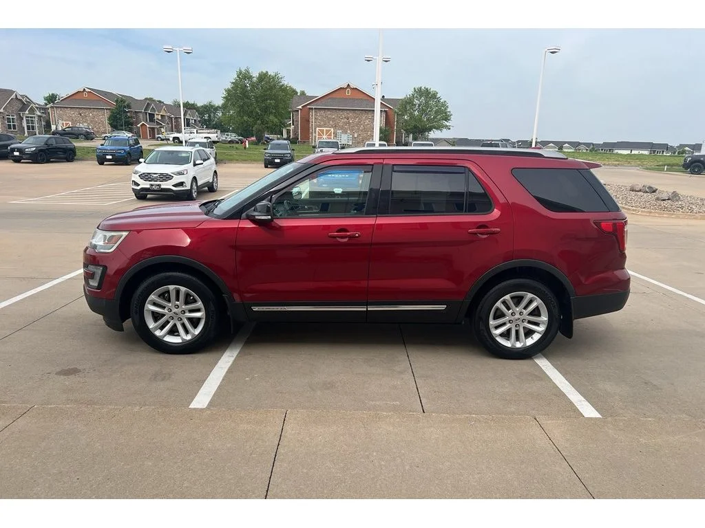 Used 2017 Ruby Red Metallic Tinted Clearcoat Ford XLT image 5
