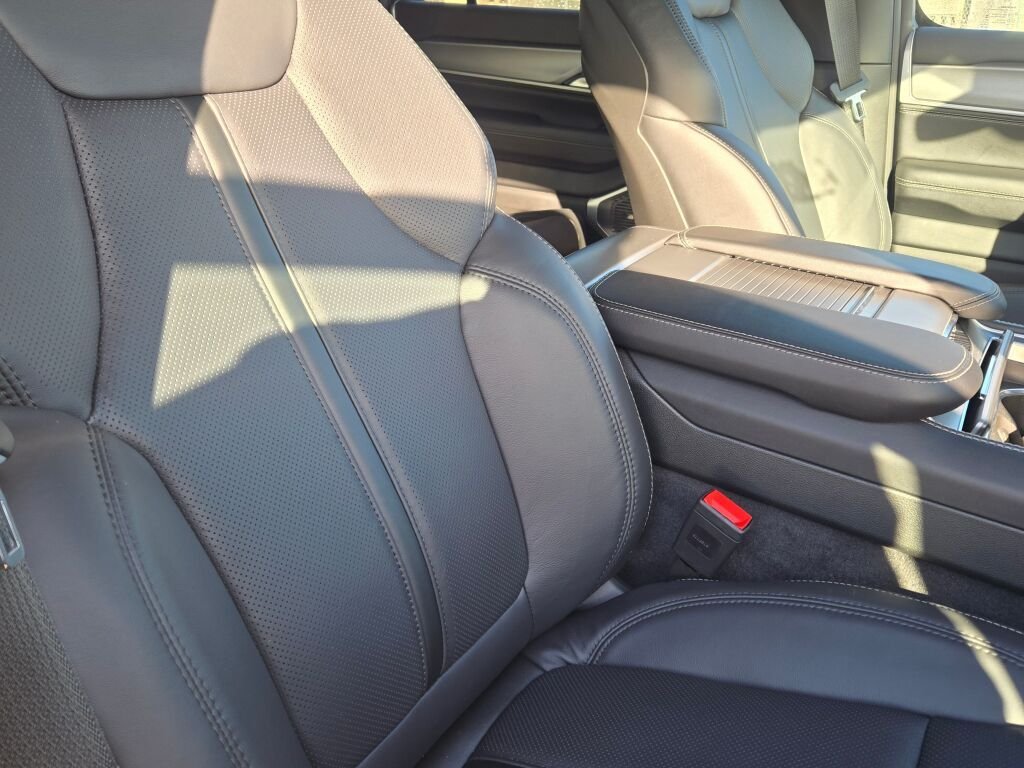 New 2026 Silver-Zynith Exterior Paint Jeep Limited Altitude image 8