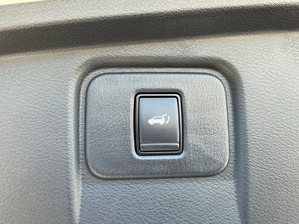 Used 2022 White Nissan SL image 23