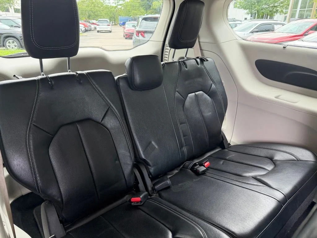 Used 2022 Crystal Metallic Chrysler Touring L image 9