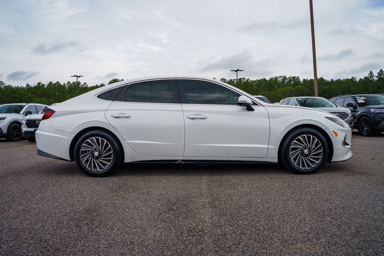 Used 2022 White Hyundai Limited image 8