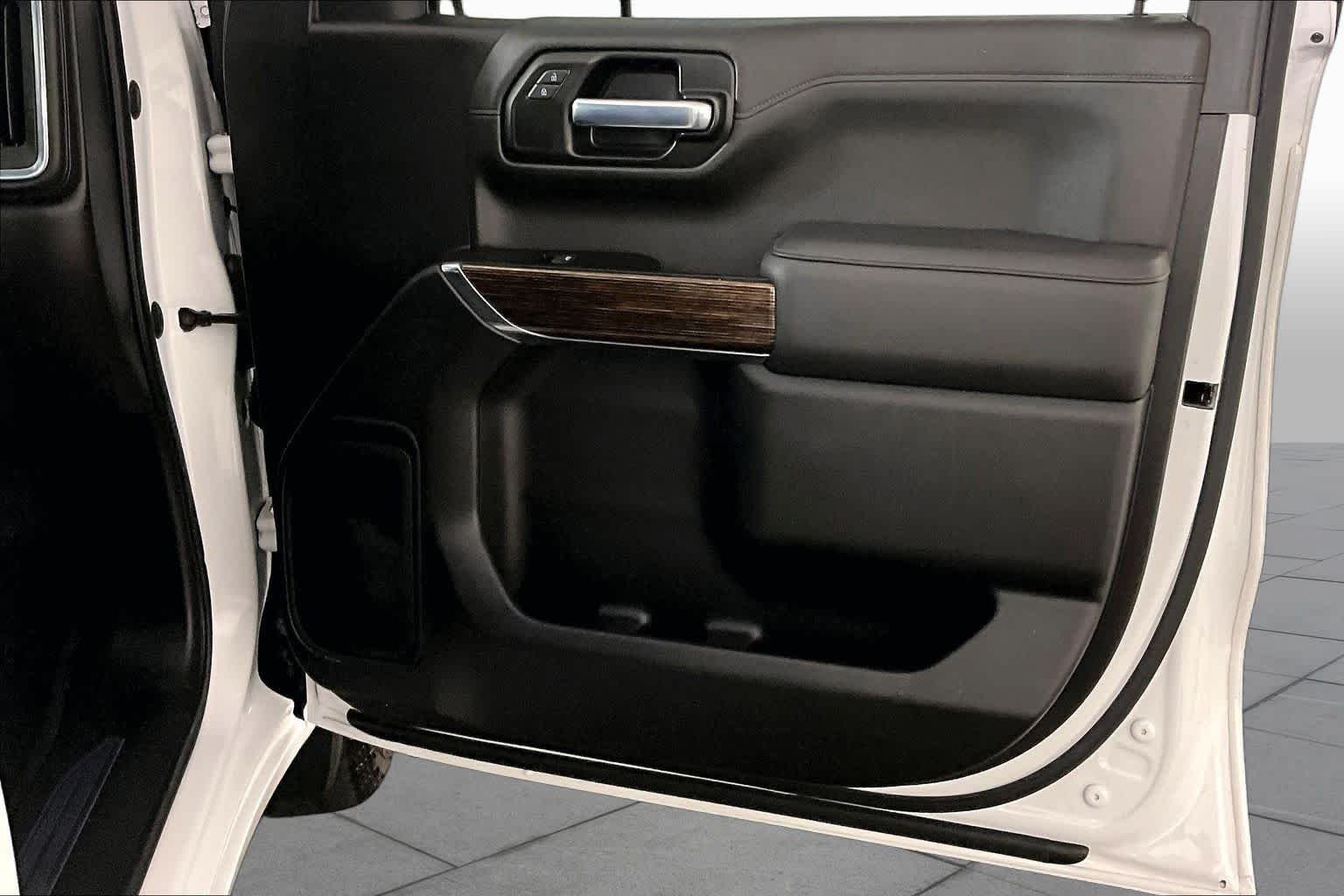 Used 2021 SUMMIT WHITE GMC Elevation image 22