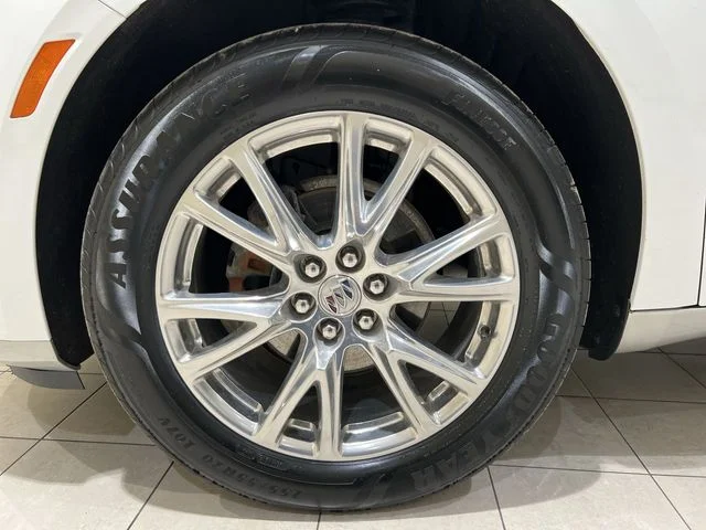 Used 2023 Summit White Buick Essence image 30