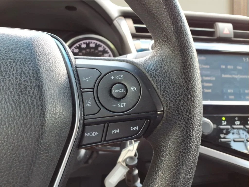 Used 2018 Silver Toyota LE image 12