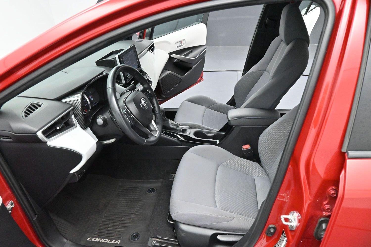 Used 2020 Barcelona Red Metallic Toyota SE image 11