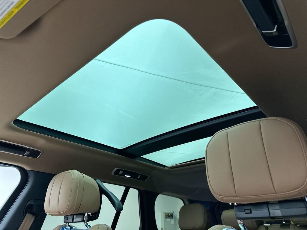 New 2026 Ostuni Pearl White Land Rover SE image 11