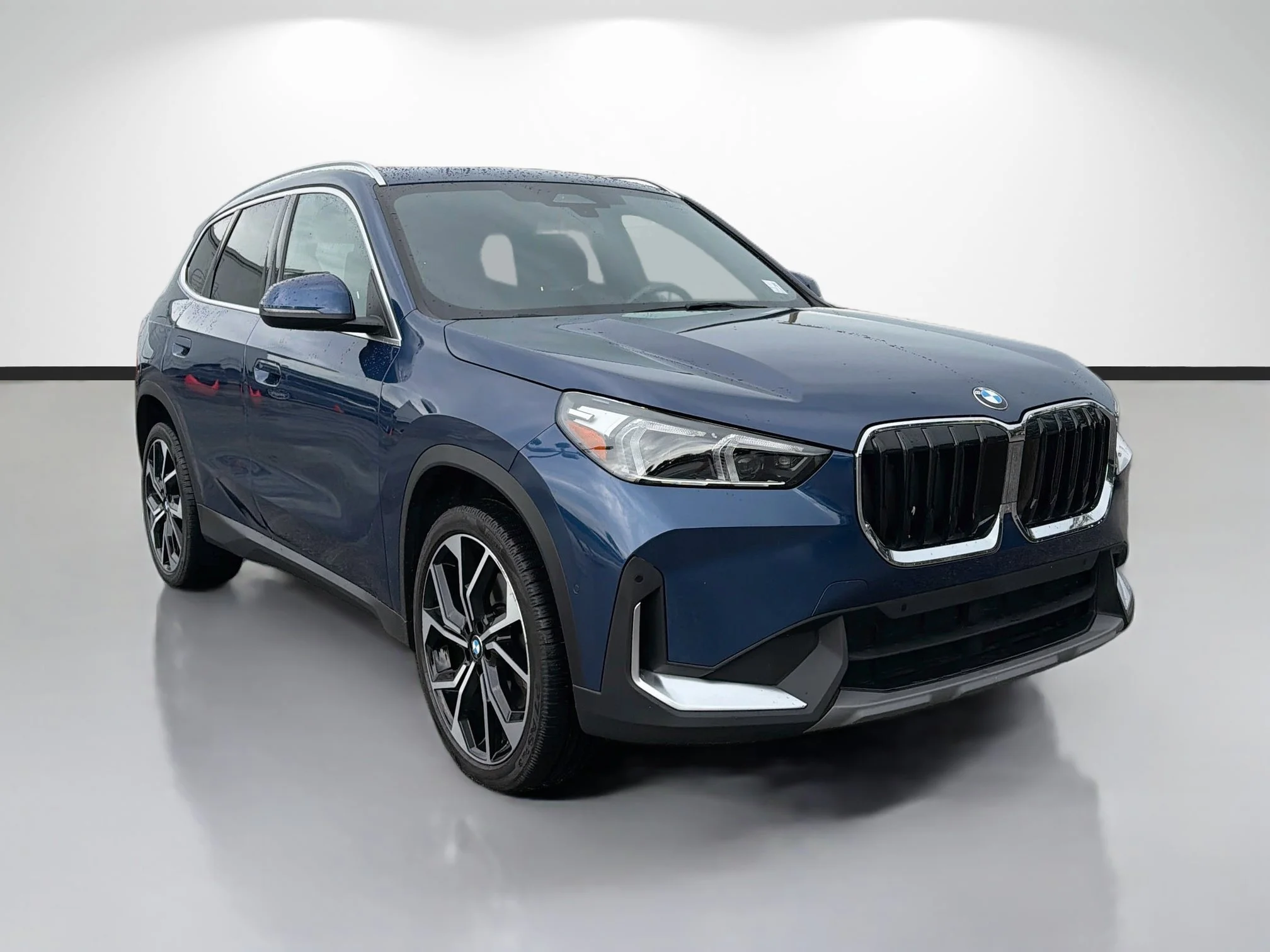 Used 2023 Phytonic Blue Metallic BMW xDrive28i image 1