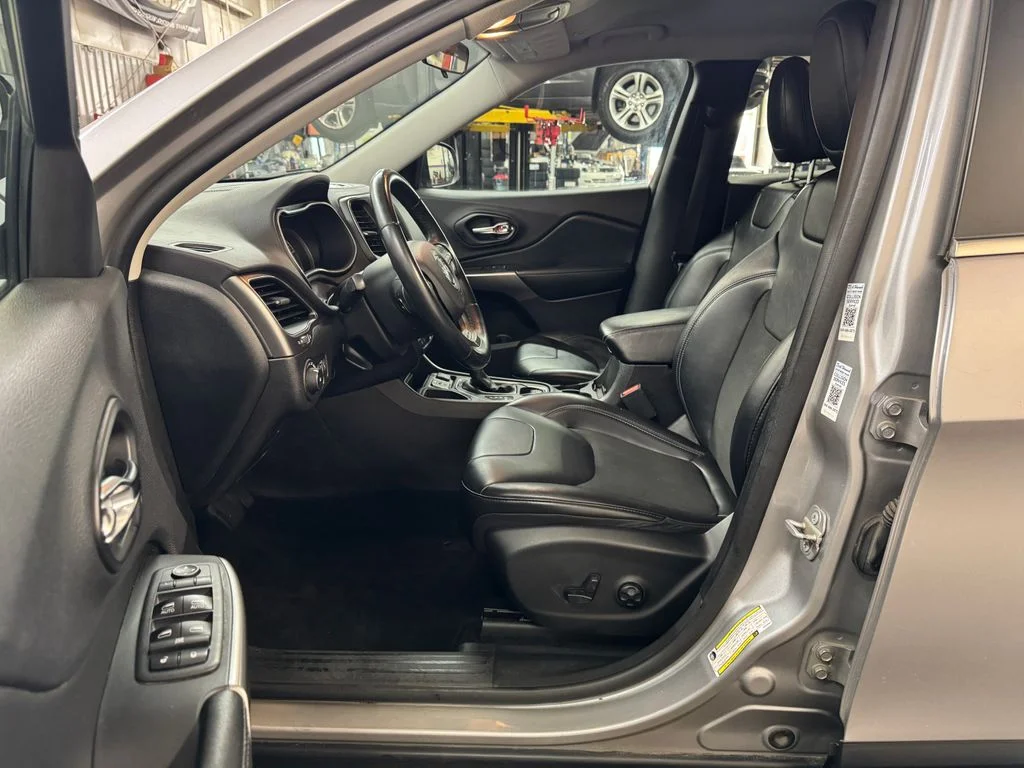 Used 2019 Silver Jeep Latitude Plus image 15