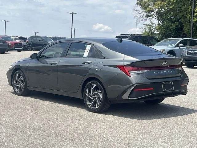 Used 2025 Gray Hyundai SEL Sport image 11