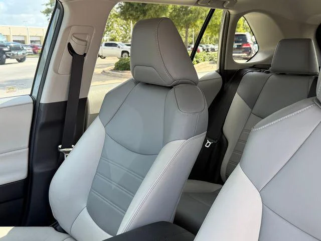 Certified Used 2019 LUNAR ROCK Toyota XLE Premium image 11