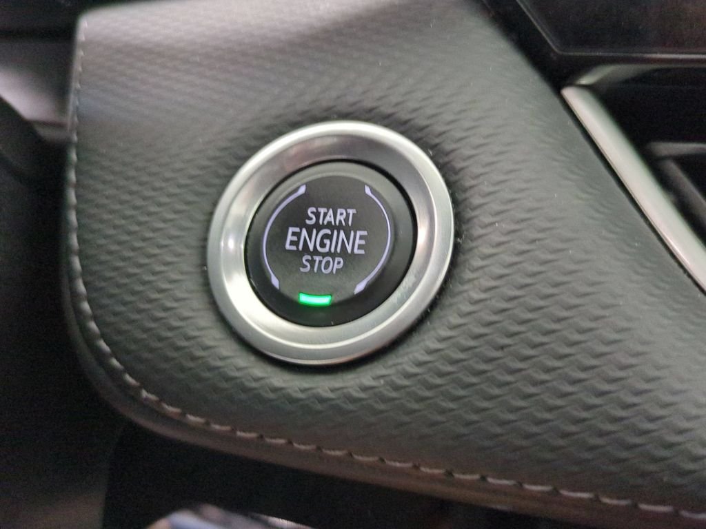 Used 2025 White Chevrolet LT image 37