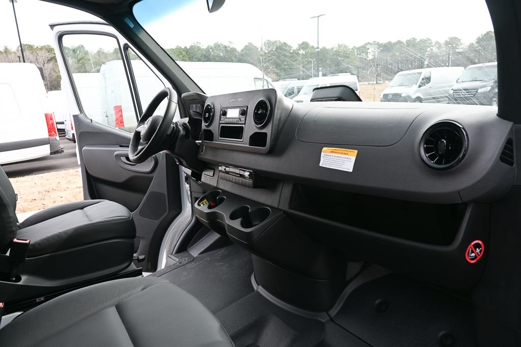 Used 2025  Mercedes-Benz Cargo 144 WB image 19