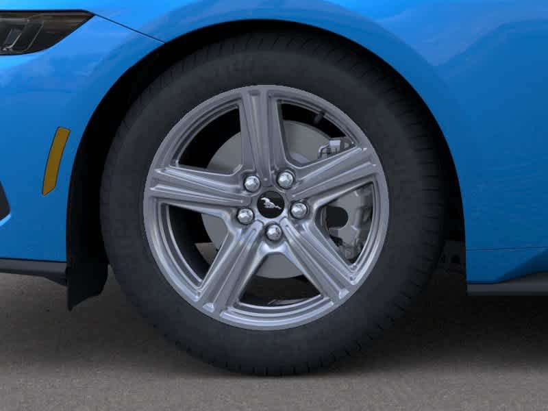 Nova imagem do Ford EcoBoost® Fastback 2026 em azul metálico Grabber 19
