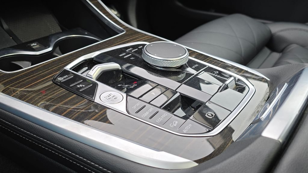 Used 2024 Black Sapphire Metallic BMW xDrive40i image 35