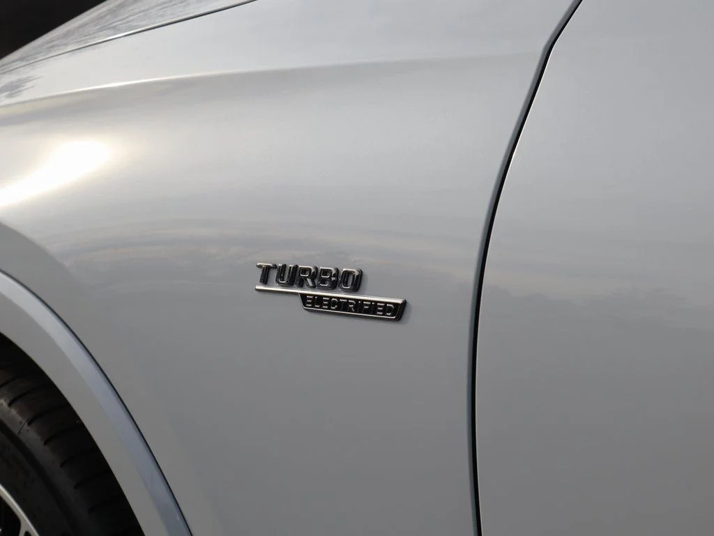New 2026 MANUFAKTUR Moonlight White Metallic Mercedes-Benz GLC 43 AMG® image 13