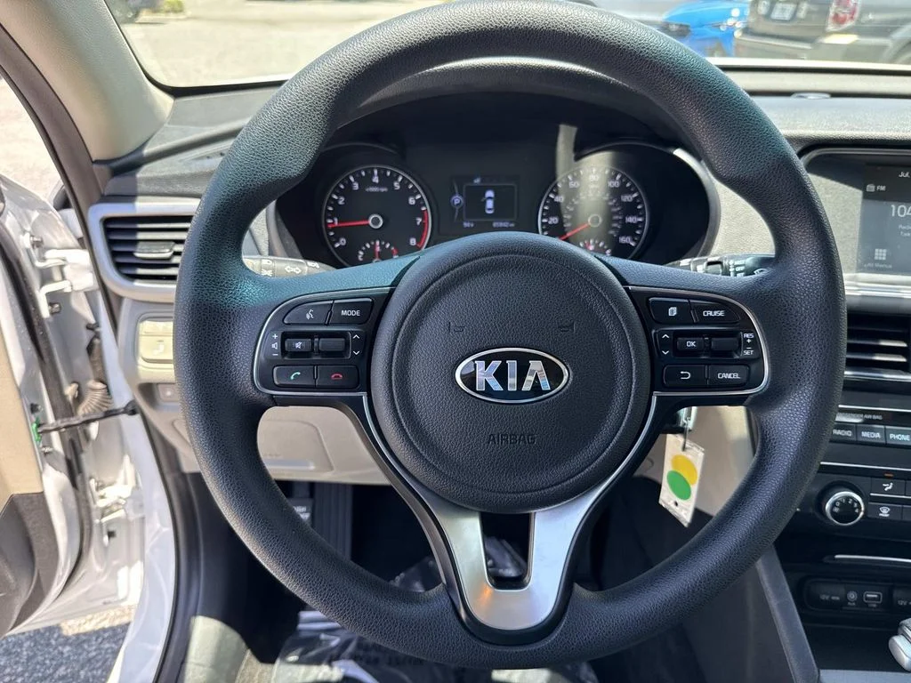 Used 2018 White Kia LX image 40