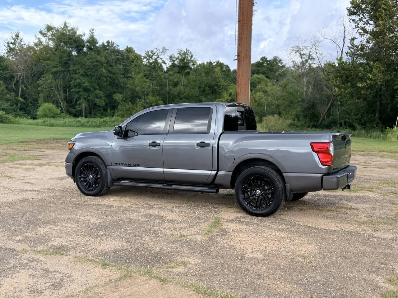 Used 2018 Gray Nissan SL 4x2 4dr Crew Cab image 3