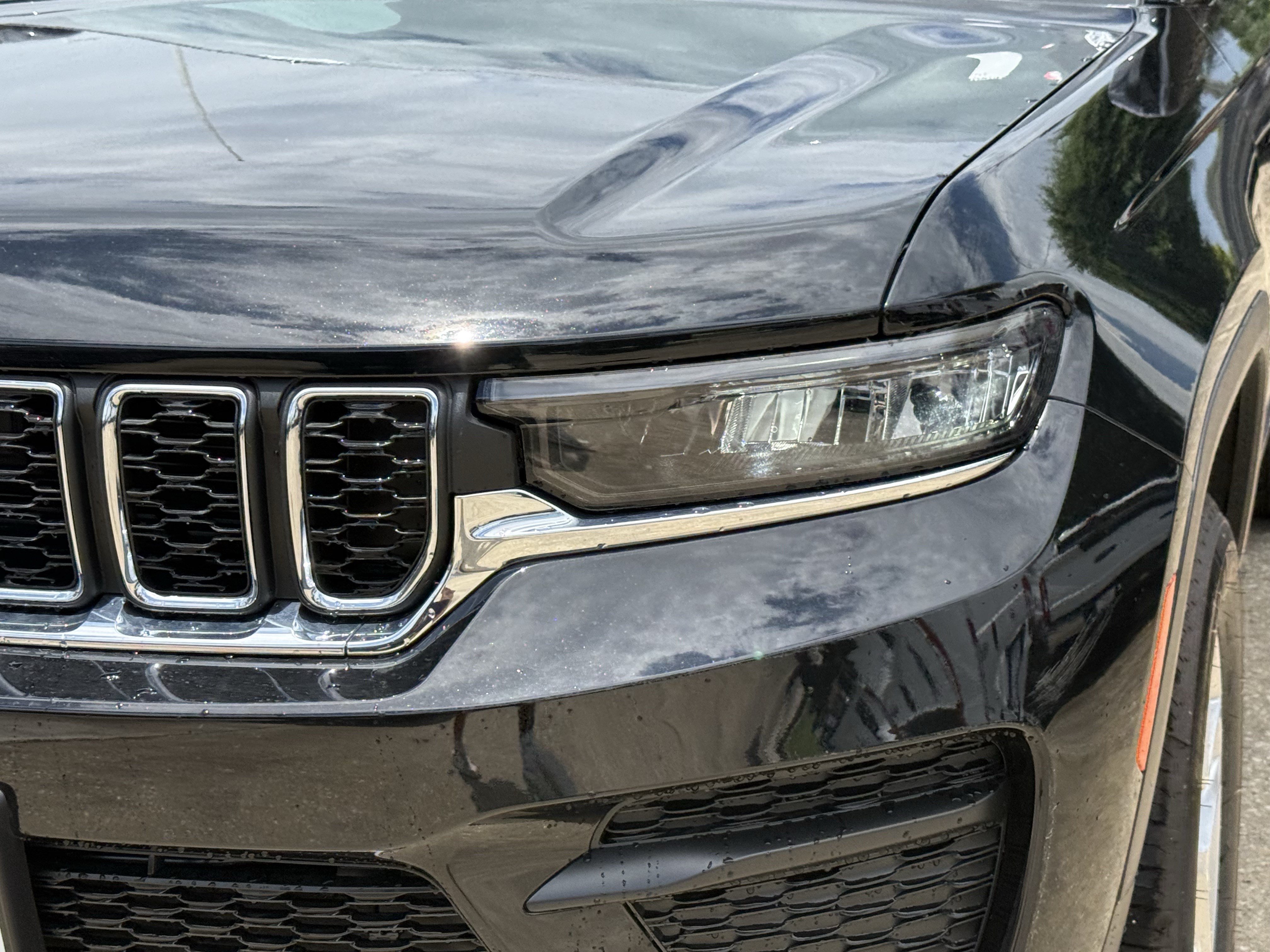 New 2026 Diamond Black Crystal Pearl-Coat Exterior Paint Jeep Laredo image 7