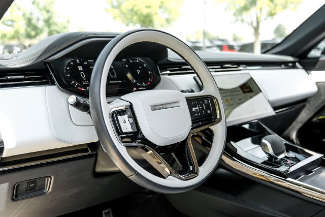 Used 2024  Land Rover Dynamic SE image 18