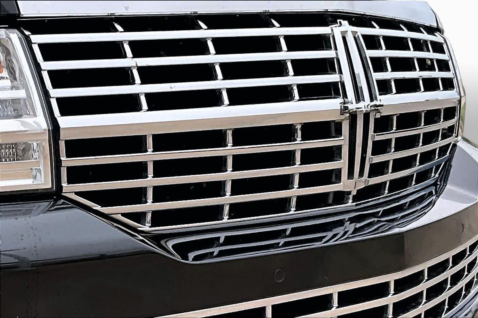 Used 2014 Tuxedo Black Metallic Lincoln  image 28