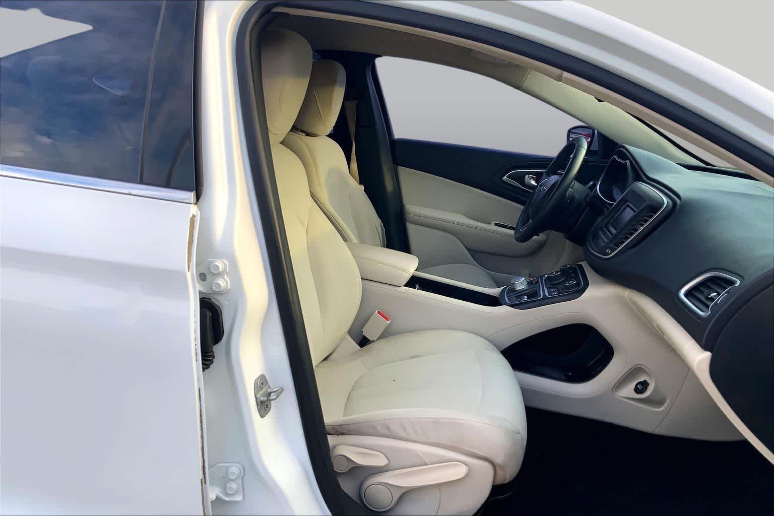 Used 2015 Bright White Clearcoat Chrysler Limited image 8