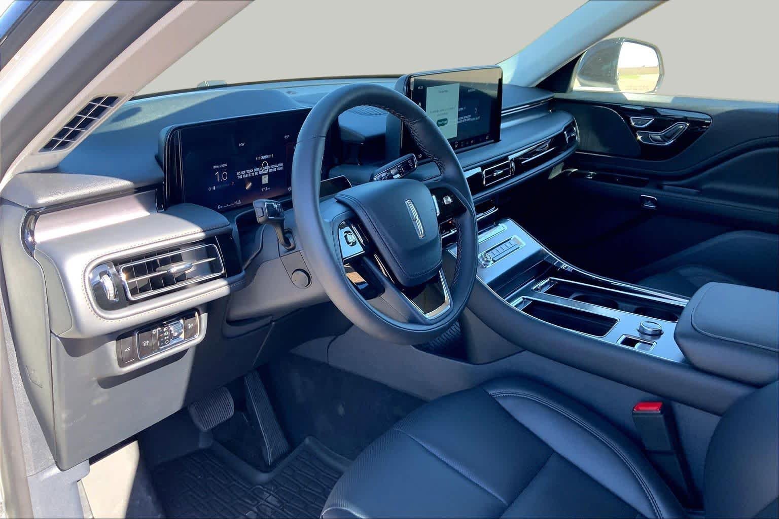 New 2026 Pristine White Metallic Tri-Coat Lincoln Premiere® image 8