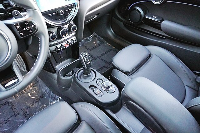 Used 2023  MINI Base image 21