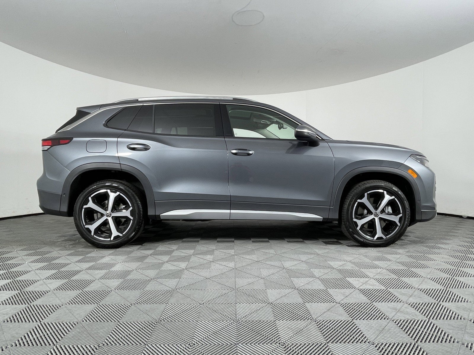 2025 Volkswagen Tiguan SE - Photo 17