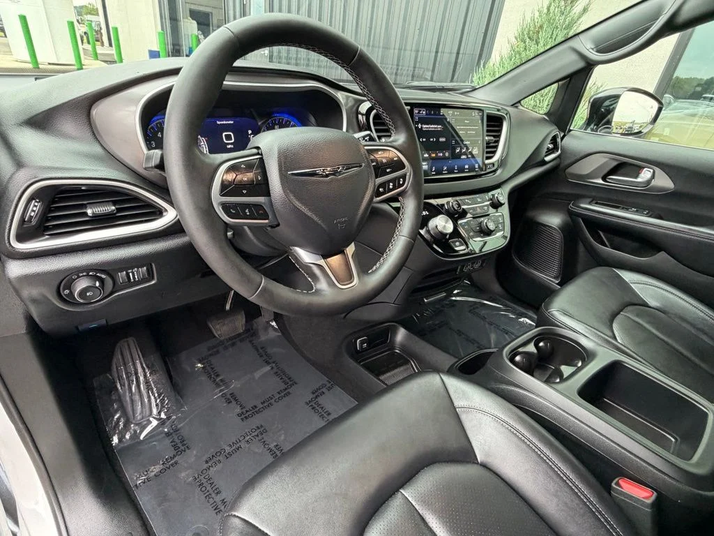 Used 2025 White Chrysler Select image 11
