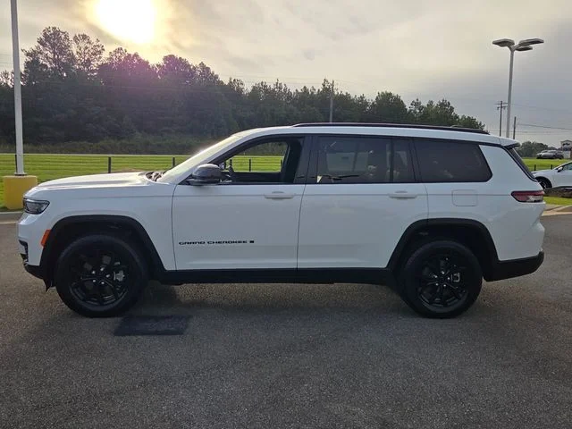 Used 2024 White Jeep Altitude X image 4