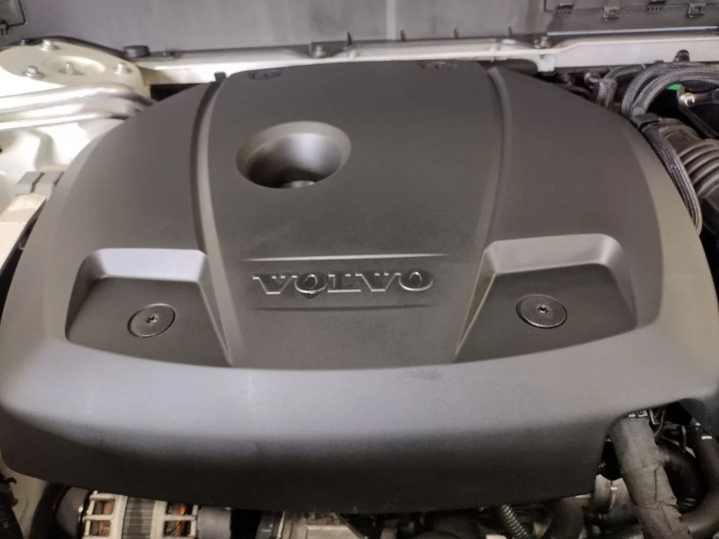 Used 2019 White Volvo T6 R-Design image 7