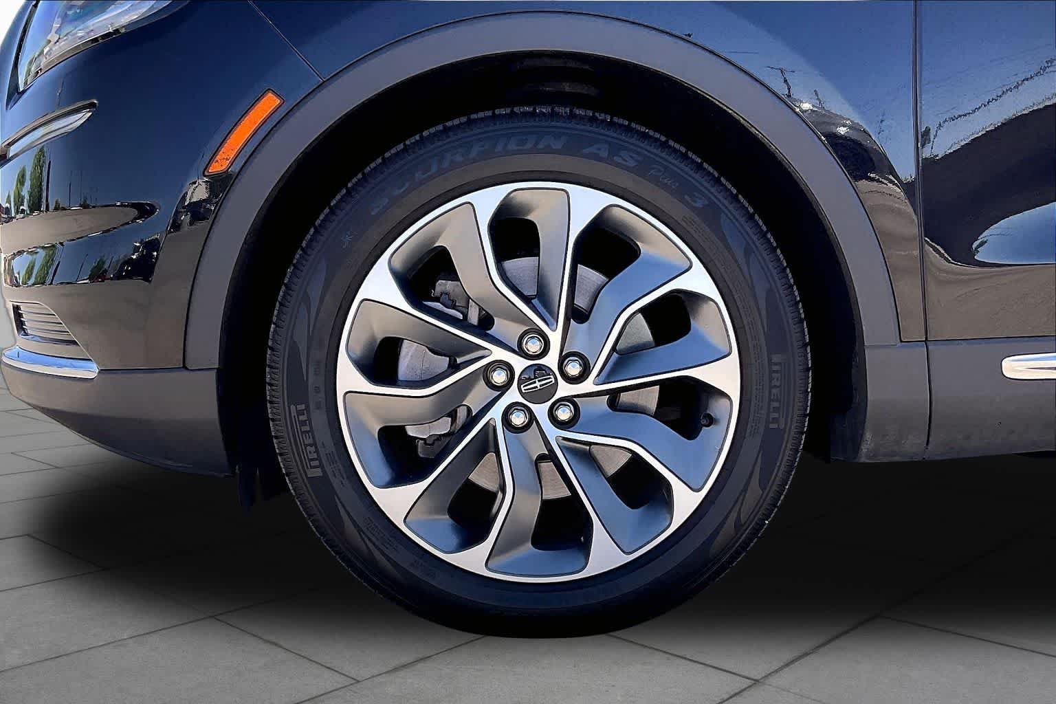 Used 2022 Infinite Black Metallic Clearcoat Lincoln Reserve image 10
