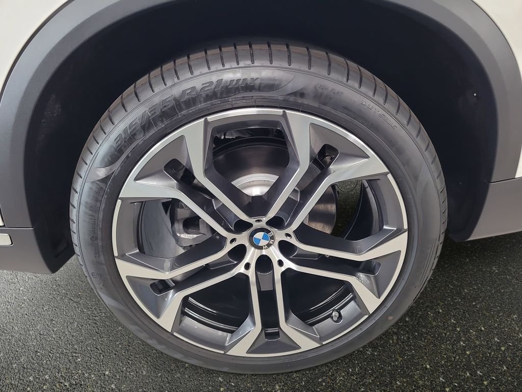 New 2026 Alpine White BMW sDrive40i image 17