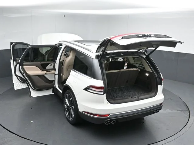 Used 2024 White Lincoln Reserve image 60