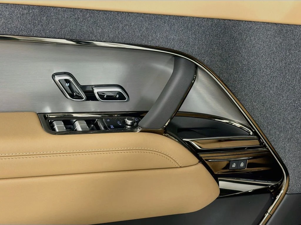 New 2027 Fuji White Land Rover SE image 18