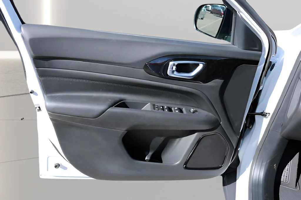 New 2026 White Jeep Latitude image 11