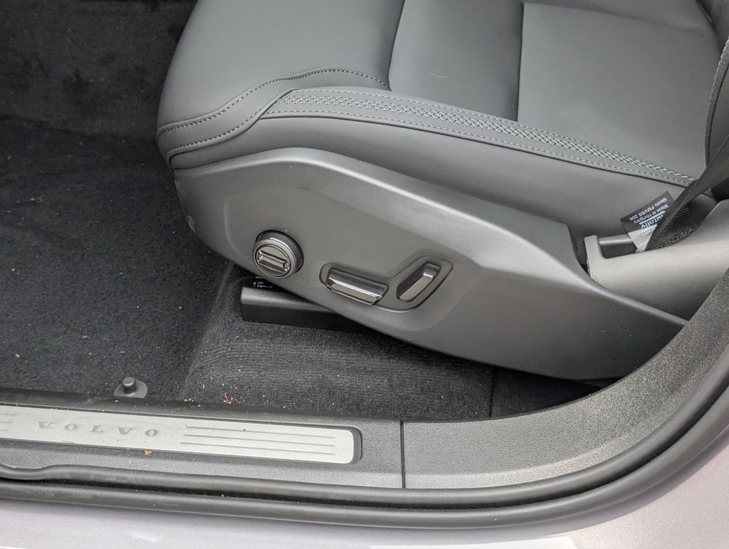 2026 Volvo XC60 Plus - Photo 14