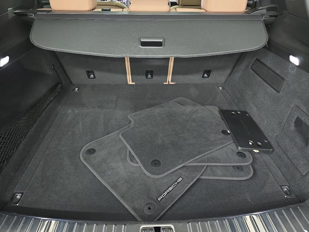 Certified Used 2023  Porsche Base image 31