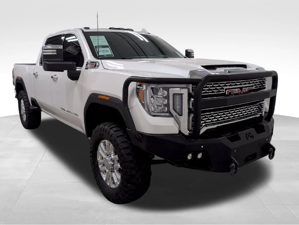Used 2022 White Frost Tricoat GMC Denali image 22