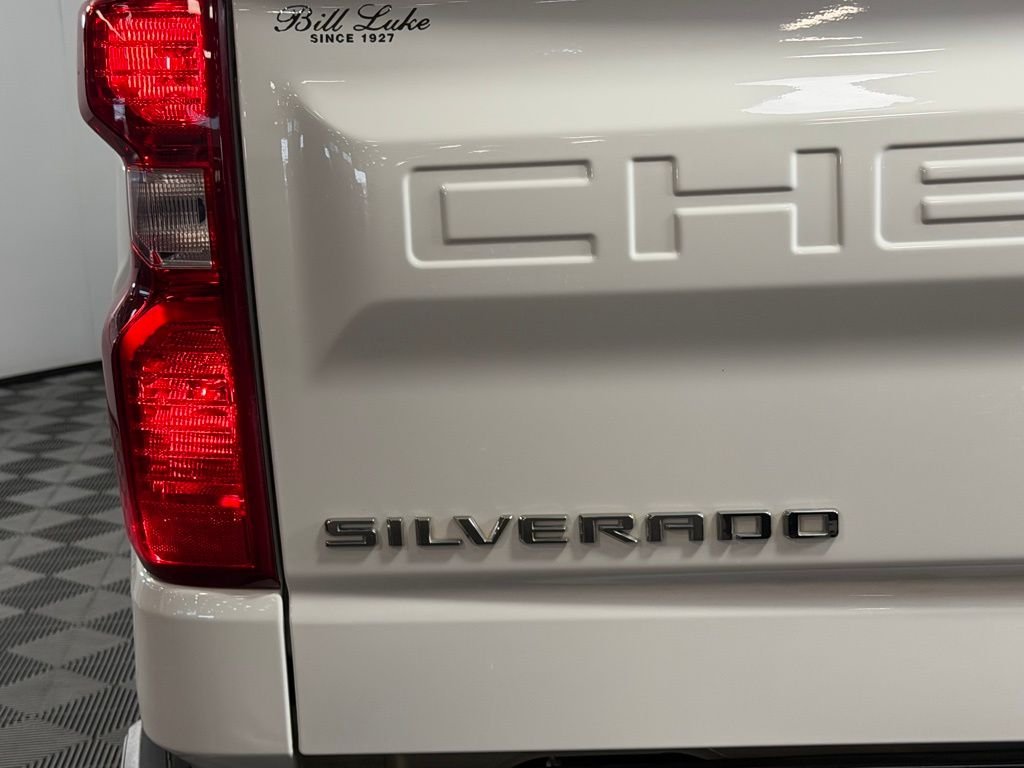 Used 2025 White Chevrolet Custom image 12