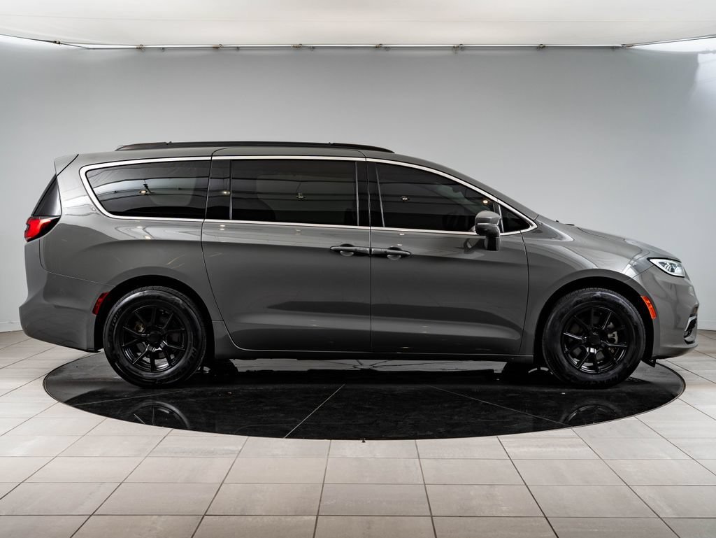 Used 2022 Ceramic Gray Clearcoat Chrysler Touring L image 11