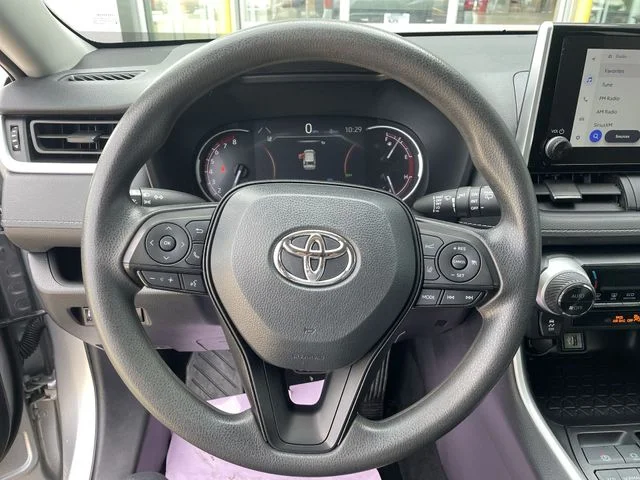 2024 Toyota RAV4 XLE - Photo 19