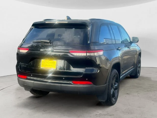 Used 2023 Diamond Black Jeep Altitude X image 5