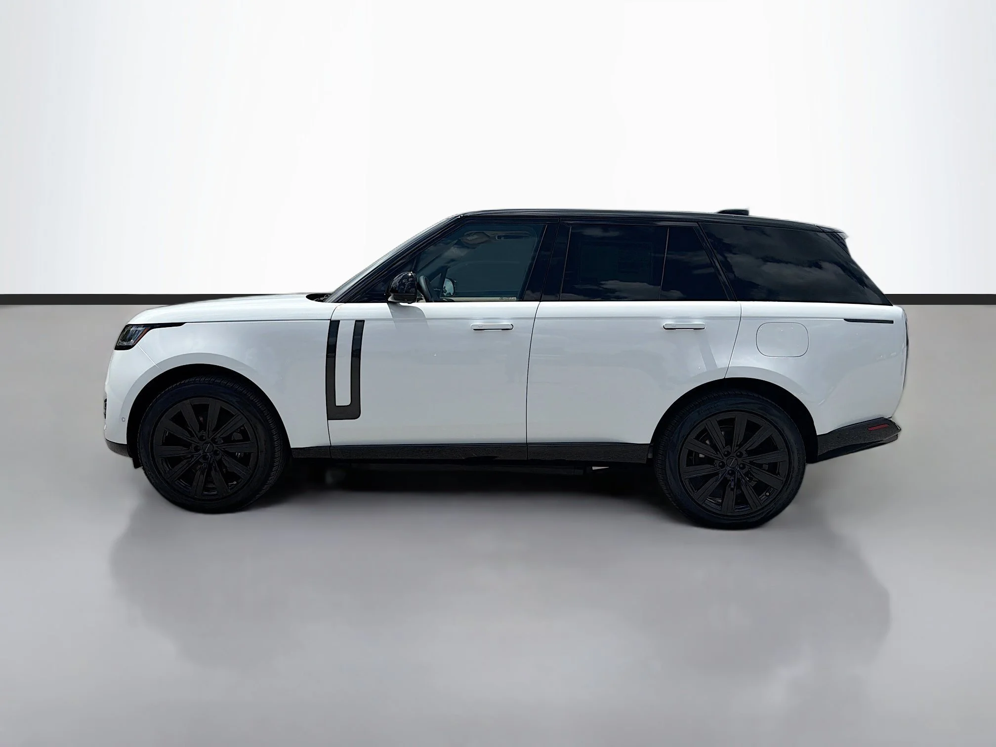 New 2026 Fuji White Land Rover SE image 2