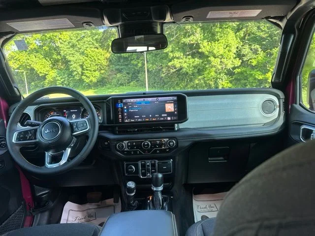 Used 2024  Jeep Sahara image 13