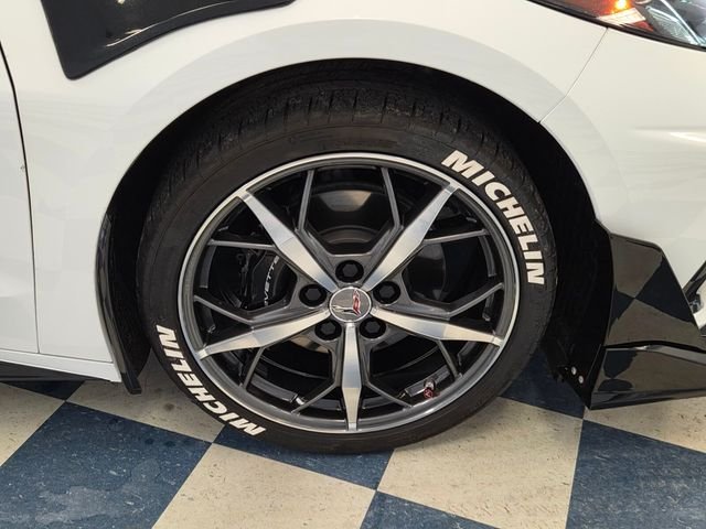 Used 2021 White Chevrolet Stingray image 9