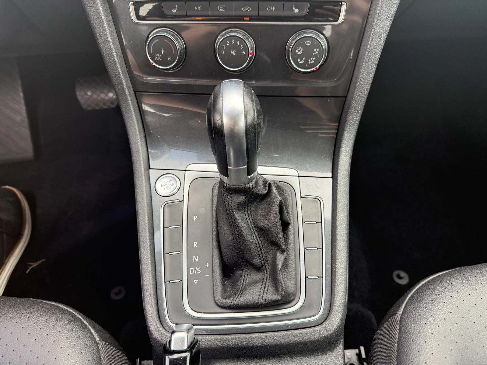 Used 2018 Pure White Volkswagen SE image 21