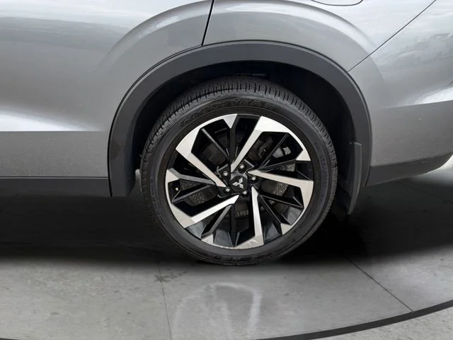 Used 2023  Mitsubishi SE image 31