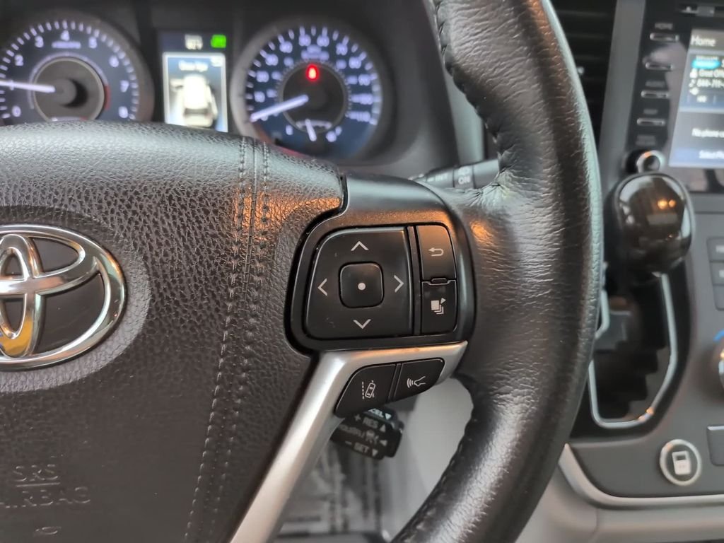 Used 2020 Gray Toyota XLE Premium image 17